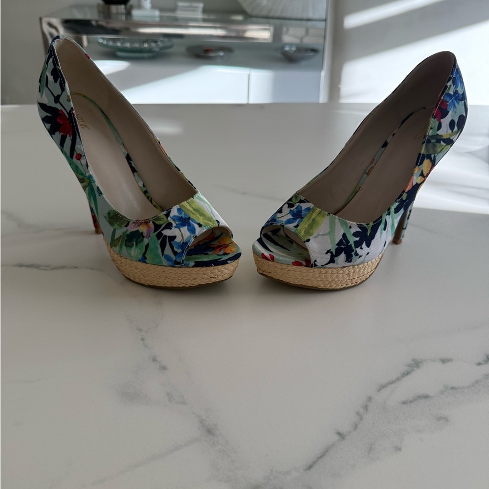 Floral Print Apt. 9 Platform Stiletto shoes and 6 1/2 medium. - Picture 2 of 6
